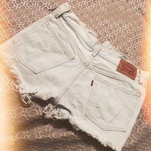 Levi’s white high waisted shorts 🌞